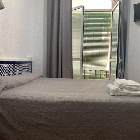 Hostal Alcobia Sevilla Bagian luar foto