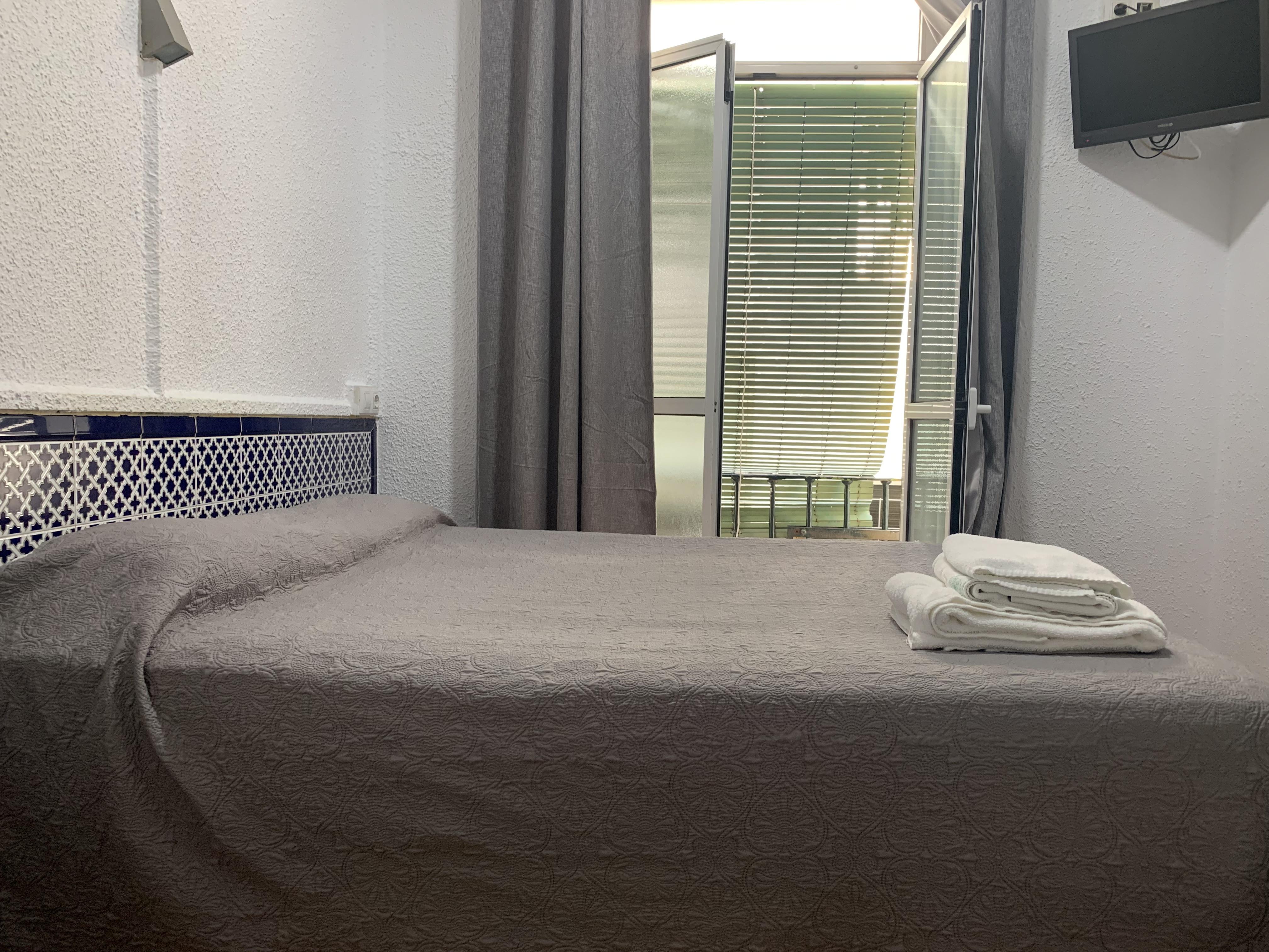Hostal Alcobia Sevilla Bagian luar foto