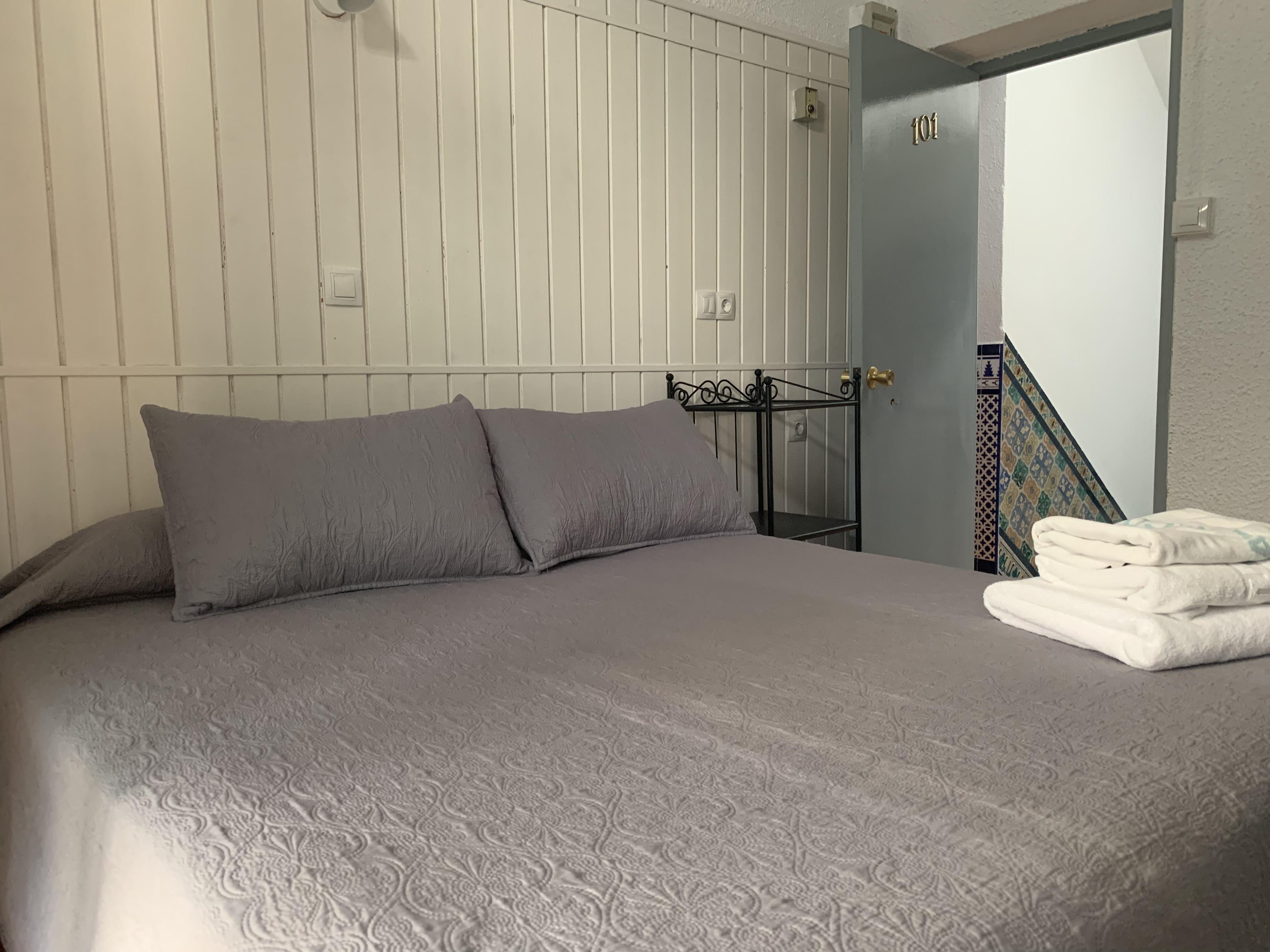 Hostal Alcobia Sevilla Bagian luar foto