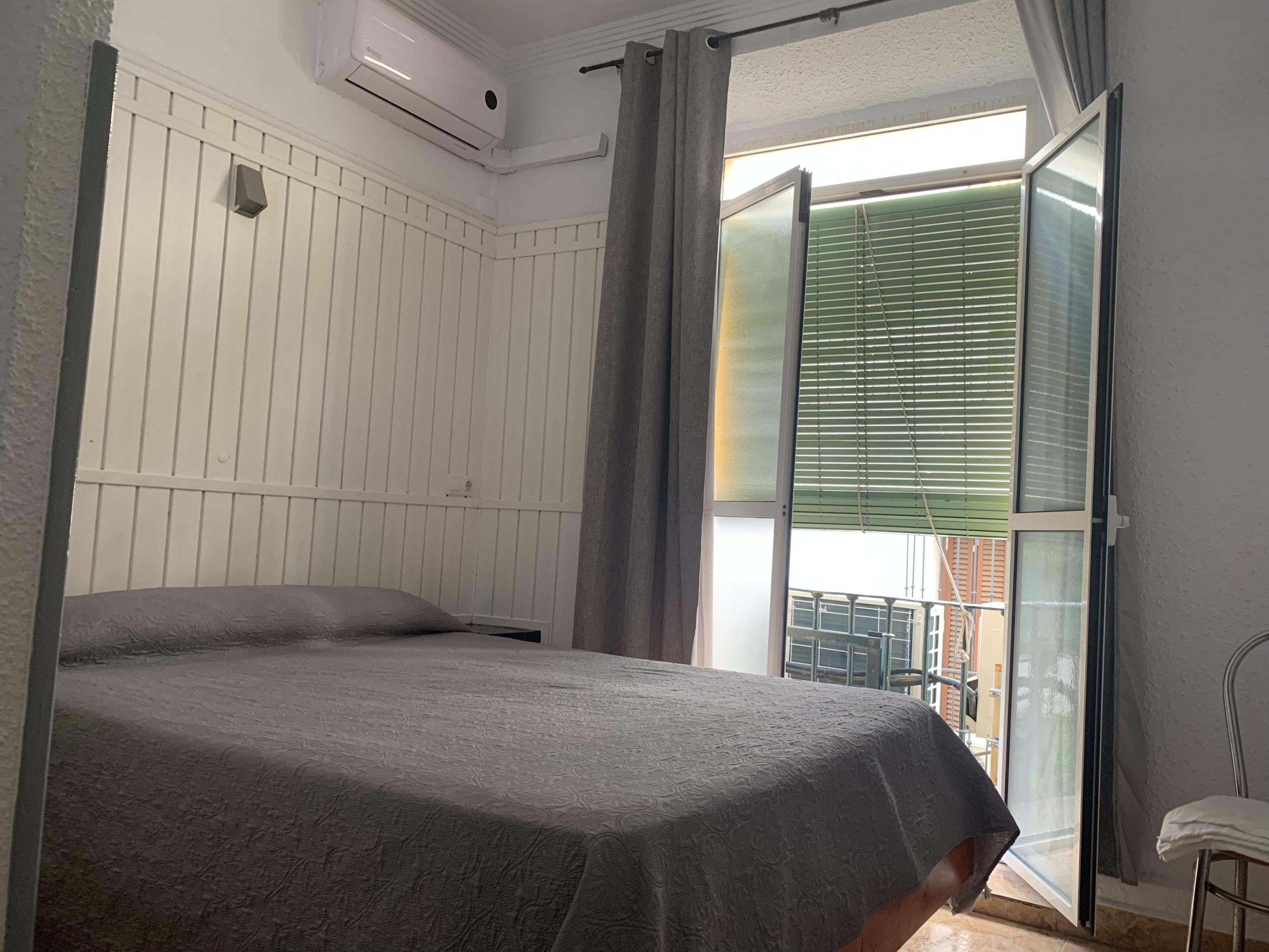 Hostal Alcobia Sevilla Bagian luar foto