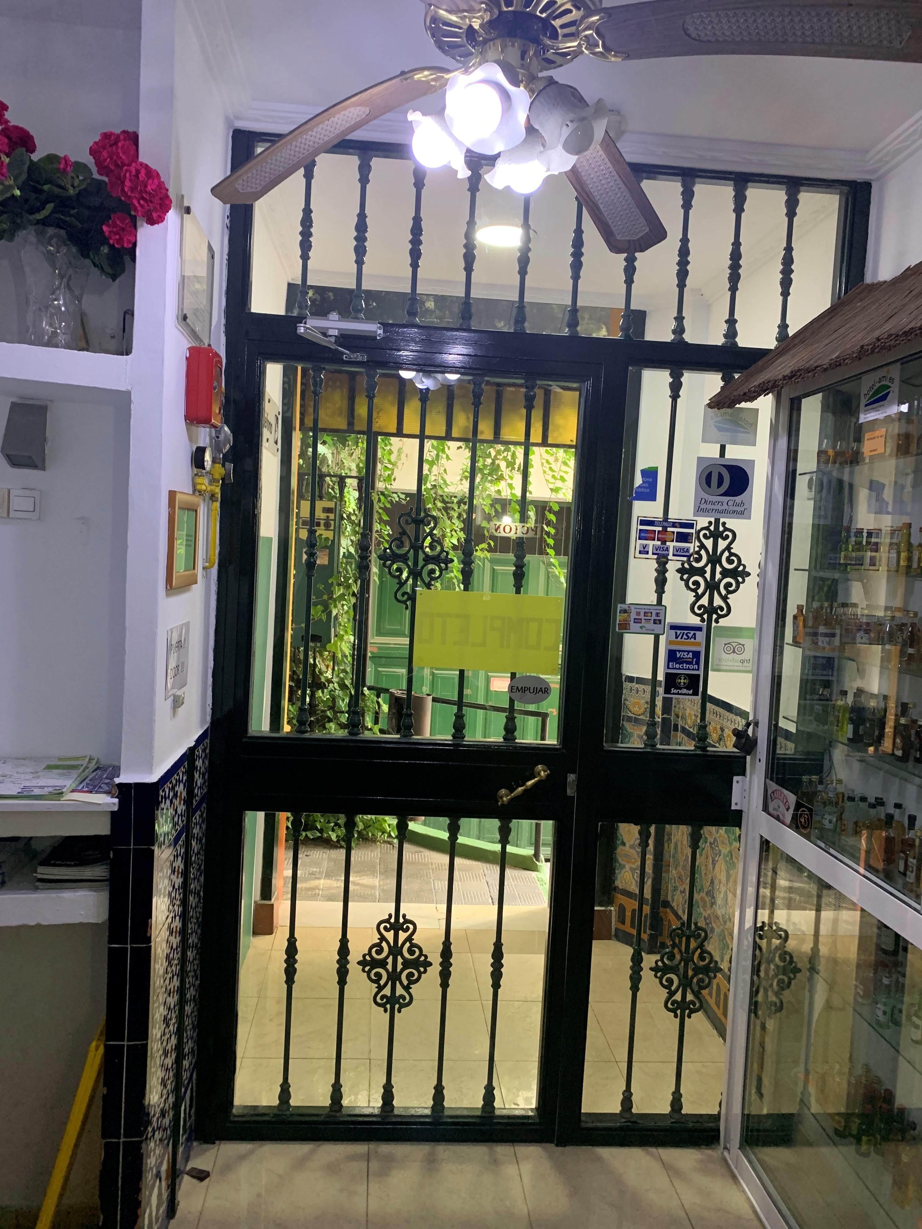 Hostal Alcobia Sevilla Bagian luar foto