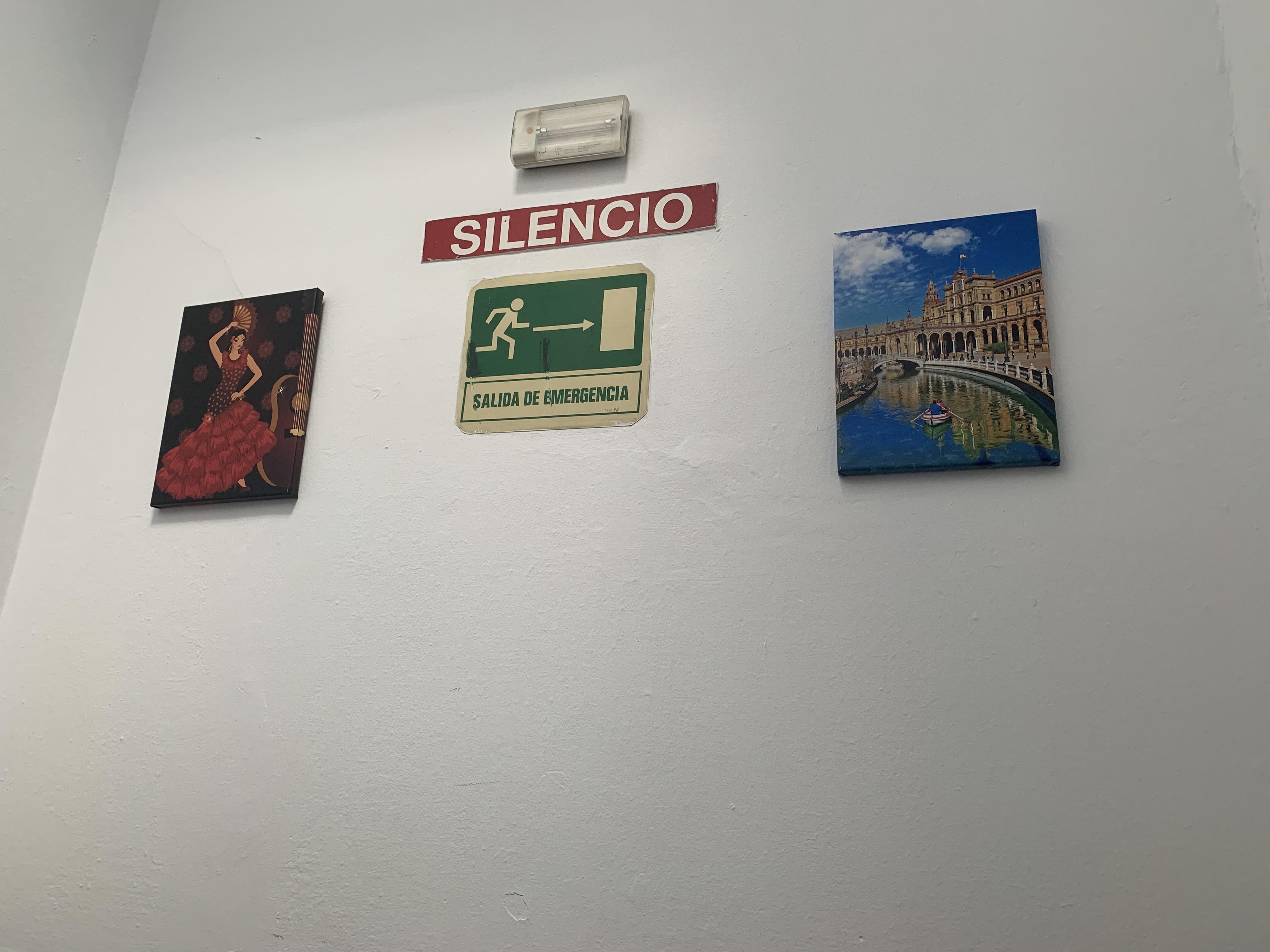 Hostal Alcobia Sevilla Bagian luar foto