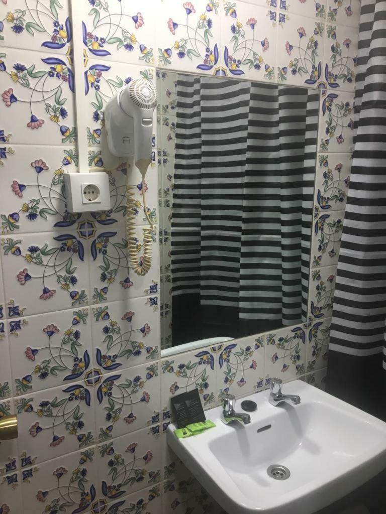 Hostal Alcobia Sevilla Bagian luar foto