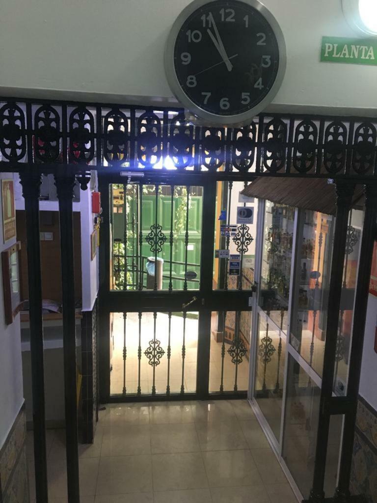Hostal Alcobia Sevilla Bagian luar foto