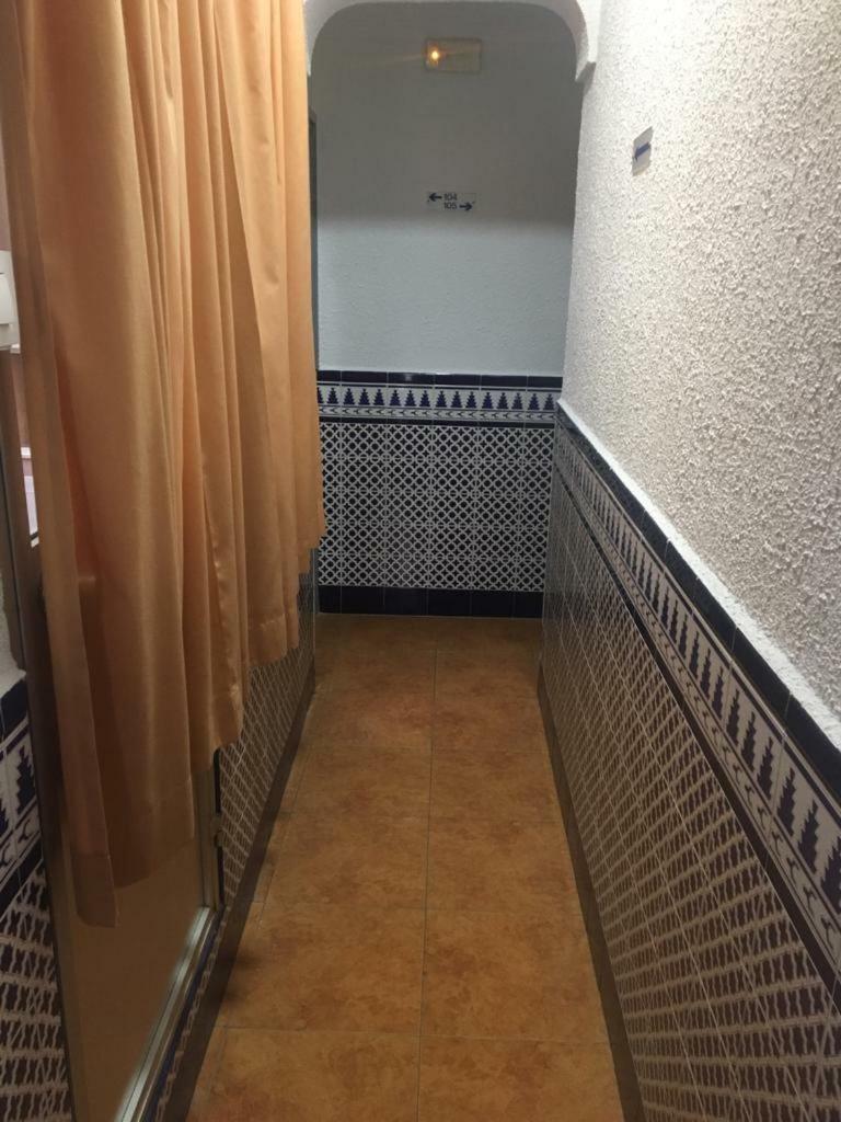 Hostal Alcobia Sevilla Bagian luar foto