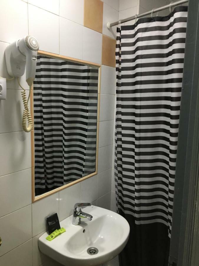 Hostal Alcobia Sevilla Bagian luar foto