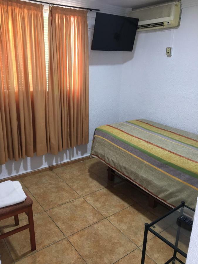 Hostal Alcobia Sevilla Bagian luar foto