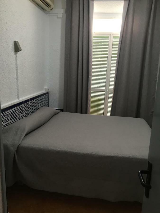 Hostal Alcobia Sevilla Bagian luar foto
