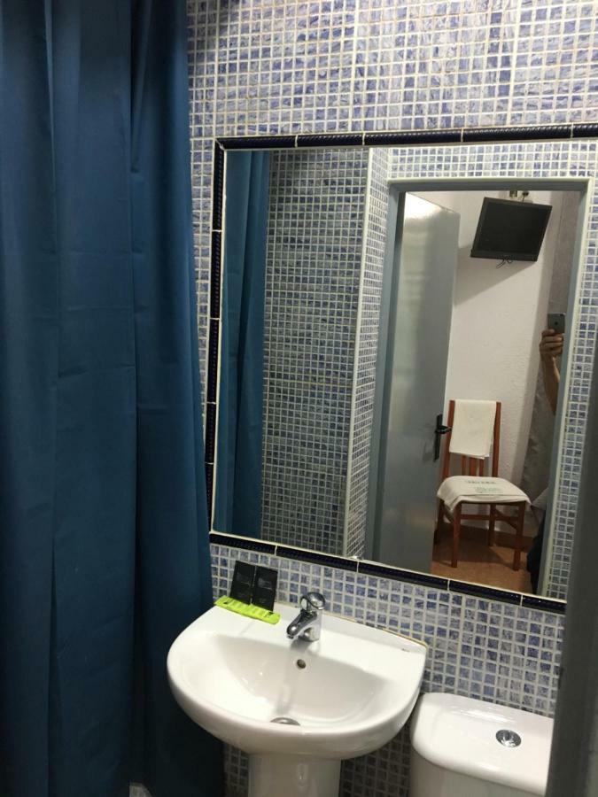 Hostal Alcobia Sevilla Bagian luar foto