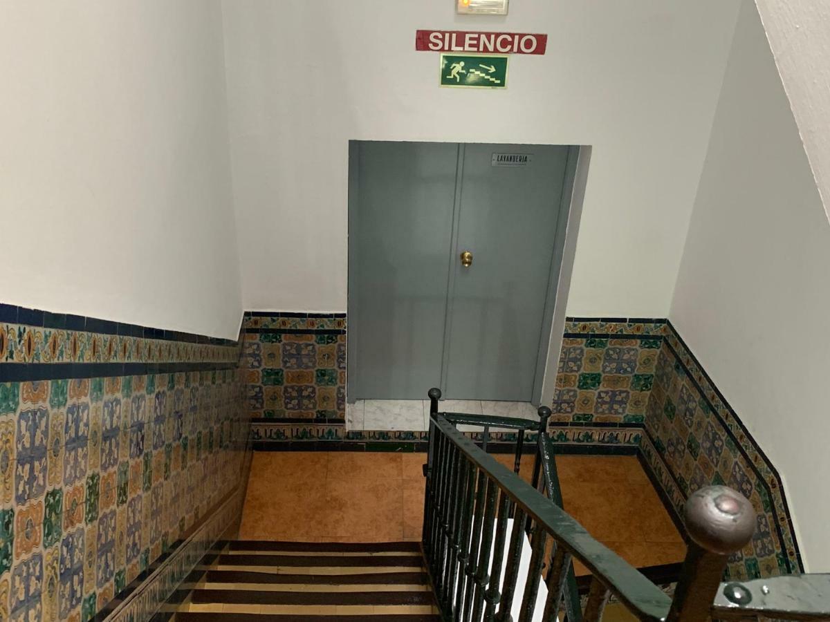 Hostal Alcobia Sevilla Bagian luar foto