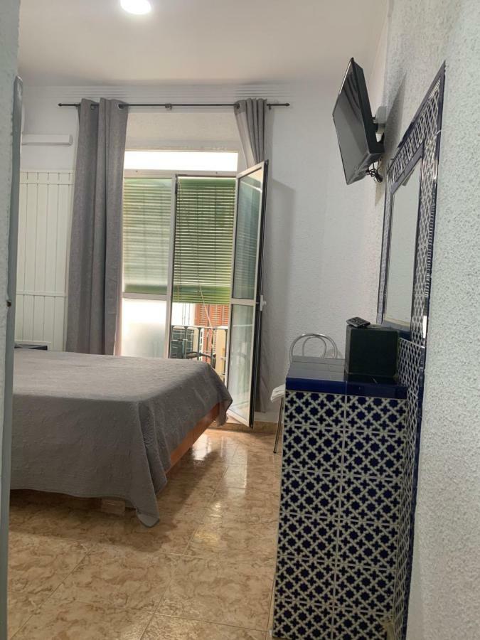Hostal Alcobia Sevilla Bagian luar foto
