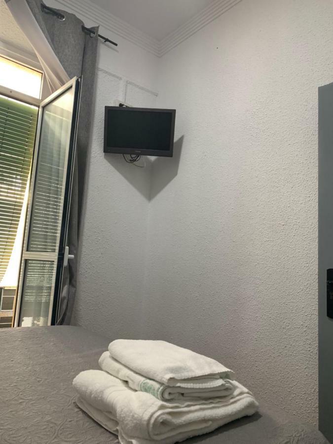 Hostal Alcobia Sevilla Bagian luar foto
